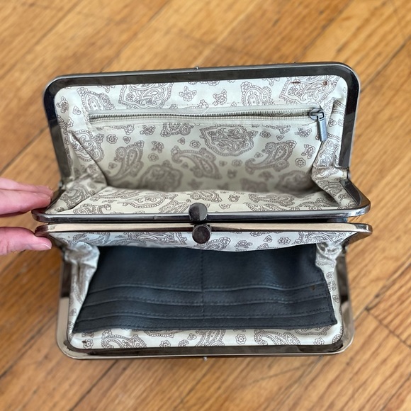 Simply Noelle Wallet with multiple compartments - Picture 4 of 5